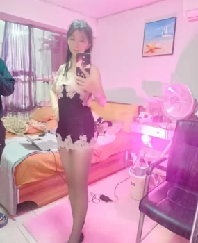 轻熟女，肤白大长腿