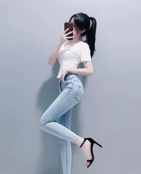 女装导购员小姐姐牛仔裤紧身显身材活美