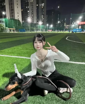 一起在公园遛狗巧遇00后仙女小姐姐还有马甲线