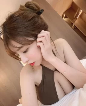 水灵灵的妹子，皮肤就像剥壳的鸡蛋